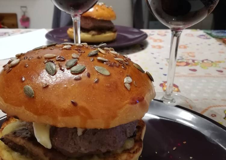 Hamburger al tartufo, funghi porcini, brie e salsa all'aglio