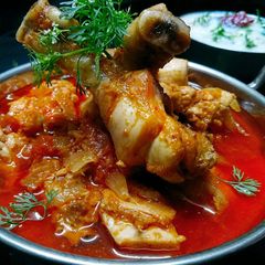A picture of Onion Tomato chicken curry gravy.