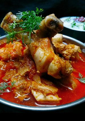 A picture of Onion Tomato chicken curry gravy.