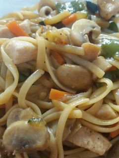 Una foto de Tallarines con pollo, verduras y salsa de soja