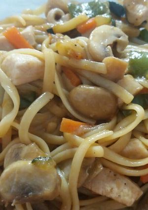 Foto principal de Tallarines con pollo, verduras y salsa de soja