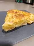 Tortilla de patatas con fumet de gambón
