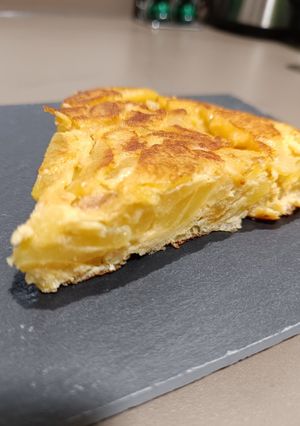 Una foto de Tortilla de patatas con fumet de gambón