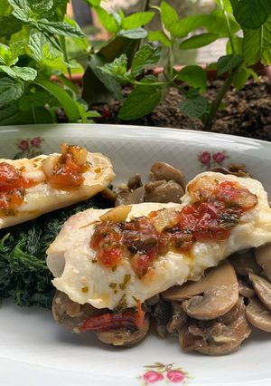 Foto di Filetti di merluzzo con spinaci e funghi champignon al pomodoro, facili e veloci