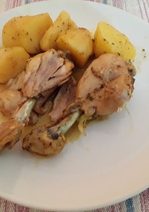 Una foto de Muslitos de pollo en olla gm