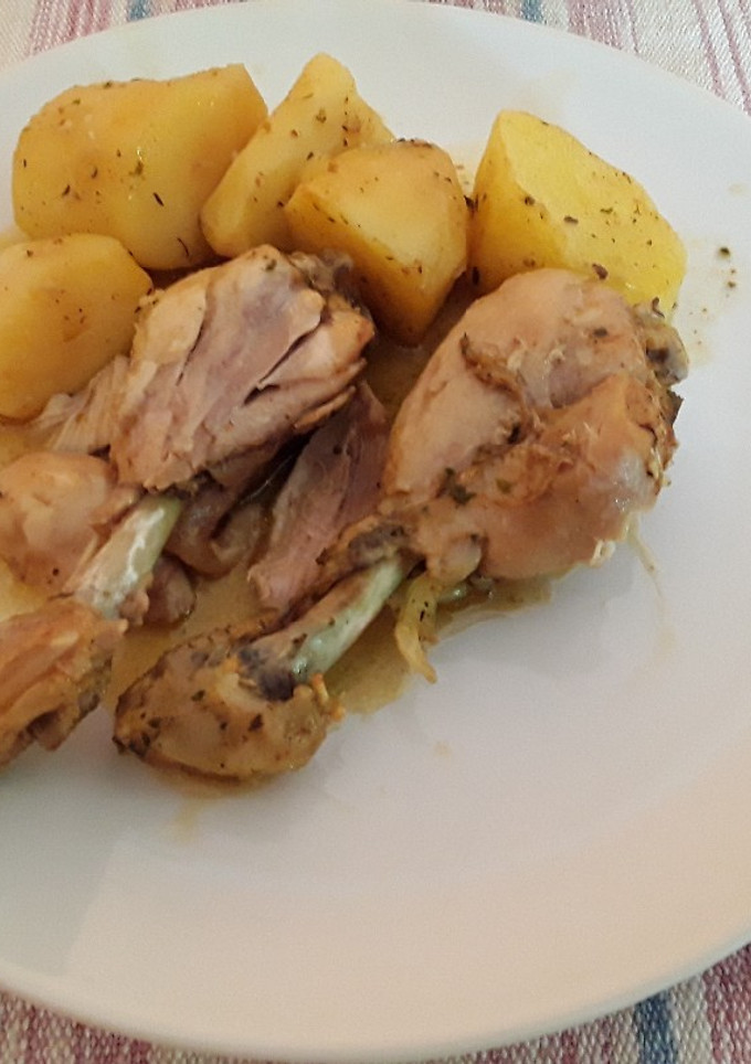 Una foto de Muslitos de pollo en olla gm