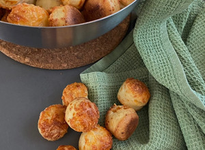 Roppanós sajtos-túrós pogácsa recept fotója