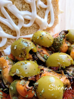 Una foto de 44.🥖Medianoches de mejillones y aceitunas