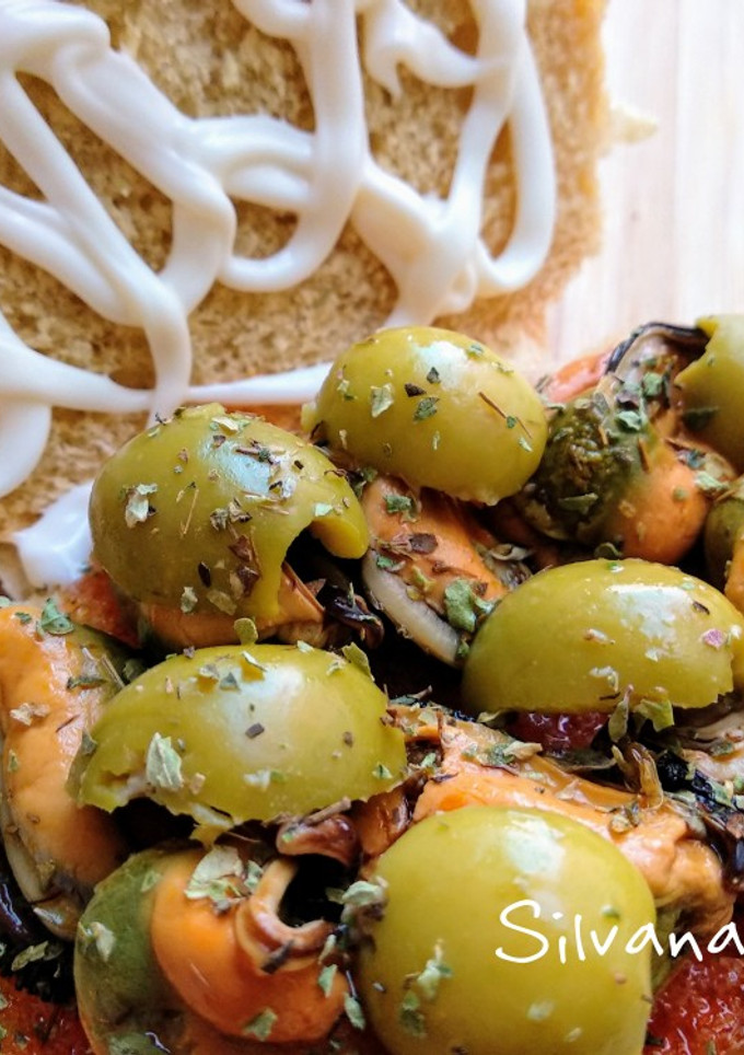 Una foto de 44.🥖Medianoches de mejillones y aceitunas