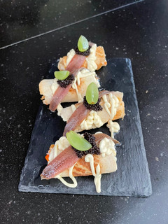 Una foto de Rollitos de tortitas de maíz con surimi, atún y anchoas 😜😜😜