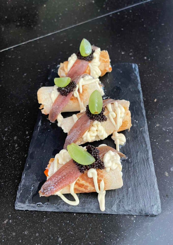 Una foto de Rollitos de tortitas de maíz con surimi, atún y anchoas 😜😜😜
