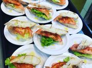 Una foto de bocadillo de salmón ahumado