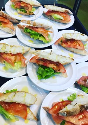 Una foto de Tapaditos lechuga, tomate, salmón ahumado