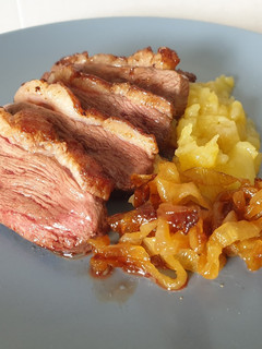 Una foto de Magret de pato con cebolla caramelizada y compota de manzana