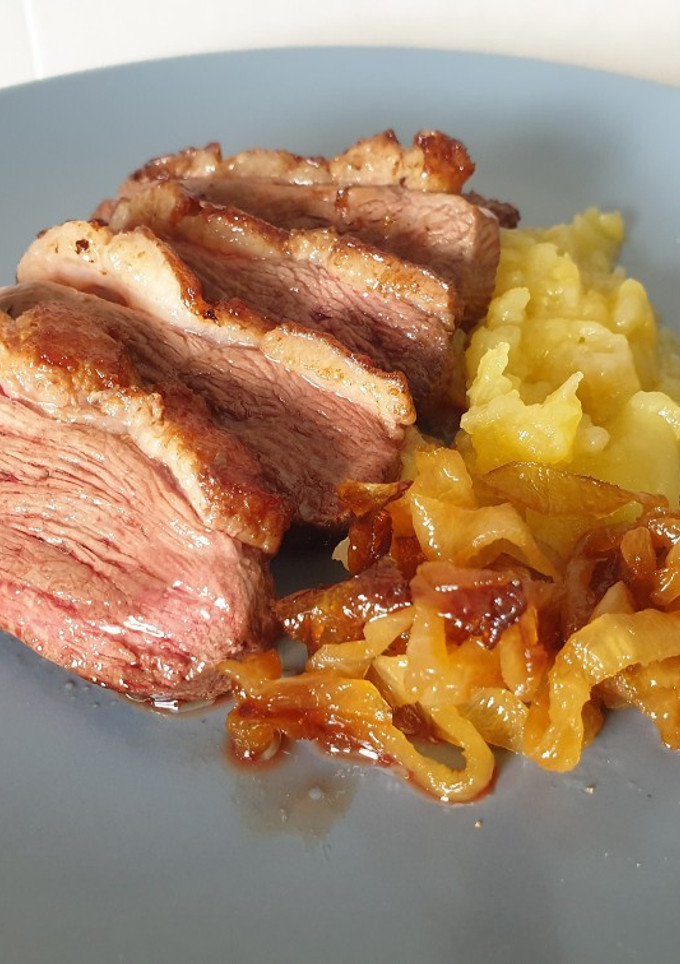 Una foto de Magret de pato con cebolla caramelizada y compota de manzana