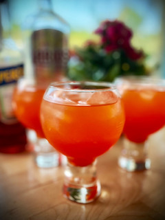 Una foto de Cóctel Aperiña (Aperol y Piña)