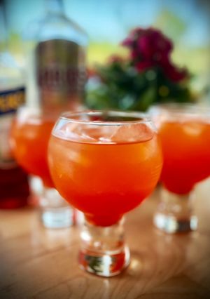 Una foto de Cóctel Aperiña (Aperol y Piña)