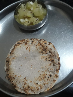 सिंघाडे के आटे की रोटी(Singhade ke aate ki roti recipe in hindi) रेसिपी मुख्य फोटो