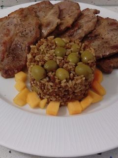 Una foto de Cabeza de lomo a la plancha y salteado de arroz con quinoa