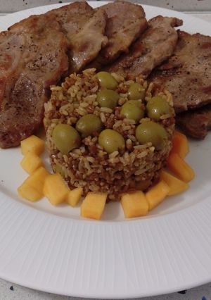 Una foto de Cabeza de lomo a la plancha y salteado de arroz con quinoa