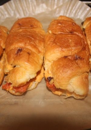 Una foto de Cruasanes con chocolate, morcilla o chorizo