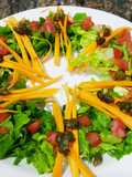 Ensalada con crocante de alcaparras fritas