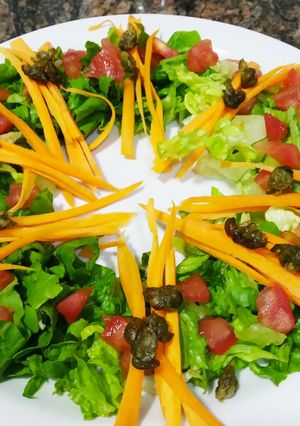 Una foto de Ensalada con crocante de alcaparras fritas