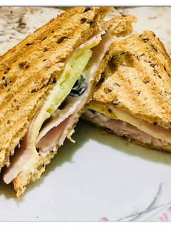 صورة لوصفة توست مع مرتديلا دجاج مع زيتون و خس 🥪😋😍