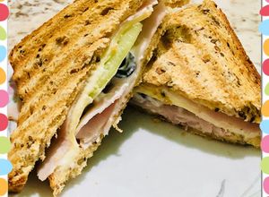 صورة لوصفة توست مع مرتديلا دجاج مع زيتون و خس 🥪😋😍