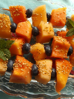 Una foto de Pinchos de fruta