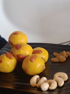 केसरी रवा लड्डू रेसिपी मुख्य फोटो