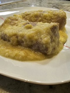 Una foto de Solomillo de cerdo en salsa de calabacín, puerros y queso