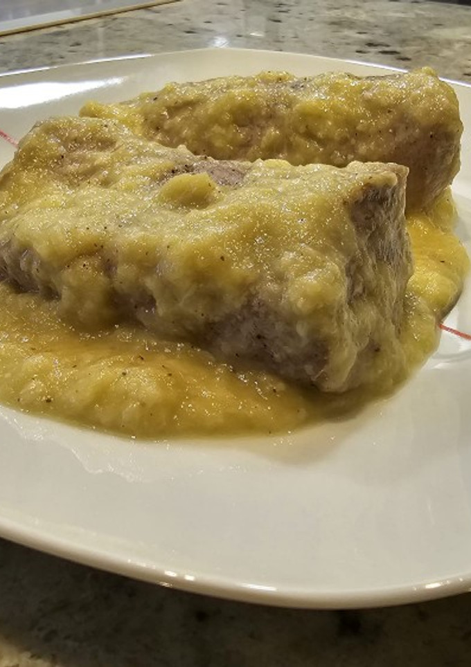 Una foto de Solomillo de cerdo en salsa de calabacín, puerros y queso