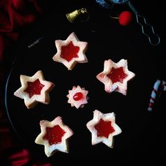 A picture of Linzer cookies.