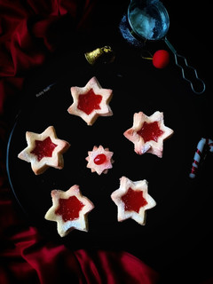 A picture of Linzer cookies.