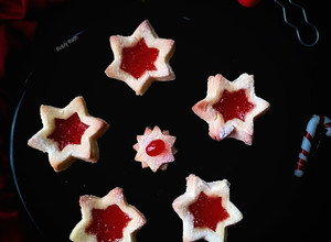 A picture of Linzer cookies.