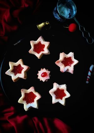 A picture of Linzer cookies.