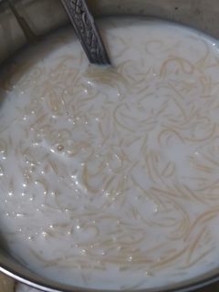 मीठी सेवइयां (meethi seviyan recipe in Hindi) रेसिपी मुख्य फोटो