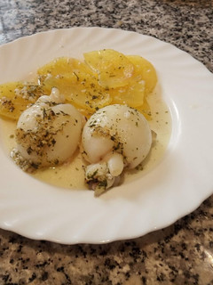 Una foto de Sepia con patatas al horno