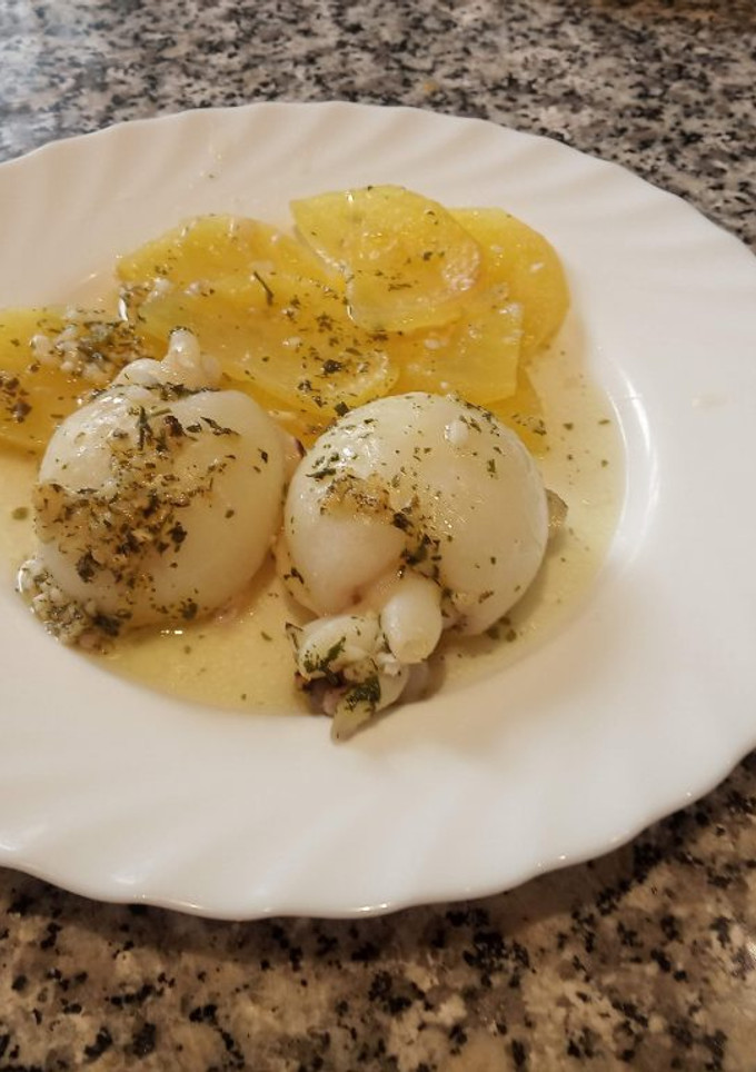Una foto de Sepia con patatas al horno