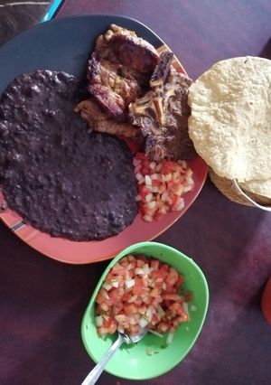 Una foto de Carne con frijoles y pico de gallo