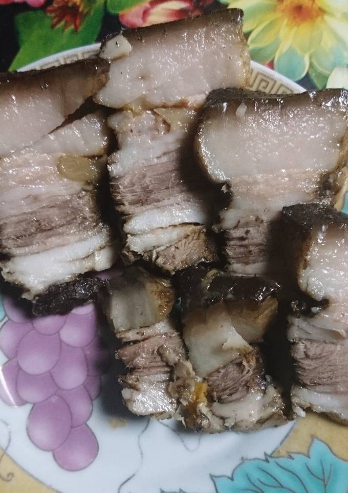 Сало в луке з черносливом