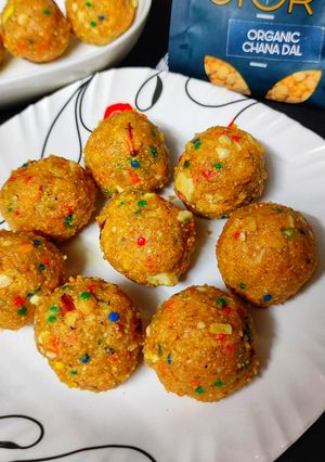 रोस्टेड ड्राई फ्रूट्स चना दाल लड्डू रेसिपी मुख्य फोटो