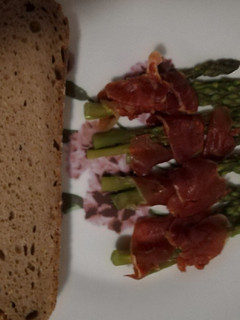 Una foto de Espárragos trigueros con jamón y huevo (Lékué)