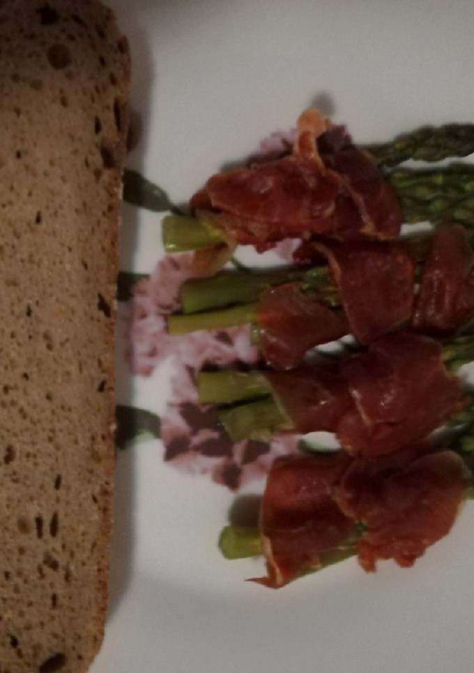 Una foto de Espárragos trigueros con jamón y huevo (Lékué)