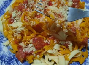 Una foto de Cintas bicolor con salsa rápida (para frezar)