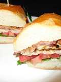 SANDWICH DE MUSLO DE POLLO A LA PLANCHA, CON TOCINO AHUMADO, EN PAN ITALIANO