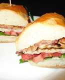 SANDWICH DE MUSLO DE POLLO A LA PLANCHA, CON TOCINO AHUMADO, EN PAN ITALIANO