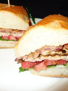 Una foto de SANDWICH DE MUSLO DE POLLO A LA PLANCHA, CON TOCINO AHUMADO, EN PAN ITALIANO