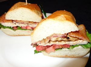 Una foto de SANDWICH DE MUSLO DE POLLO A LA PLANCHA, CON TOCINO AHUMADO, EN PAN ITALIANO